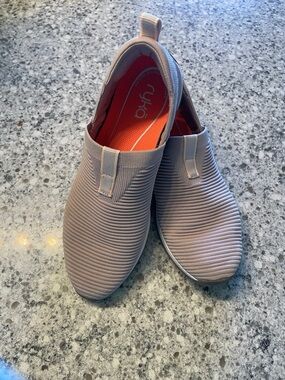 Ryka women’s re-zorb light slip on sneakers workout shoe sz 9.5 light lavender